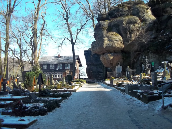 Blick über Bergfriedhof zum Berggasthof